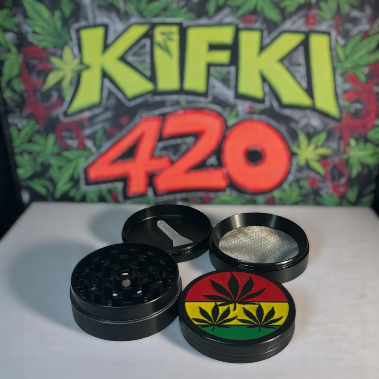 Grinder "Hanfblätter Classic" (4-teilig) geöffnet