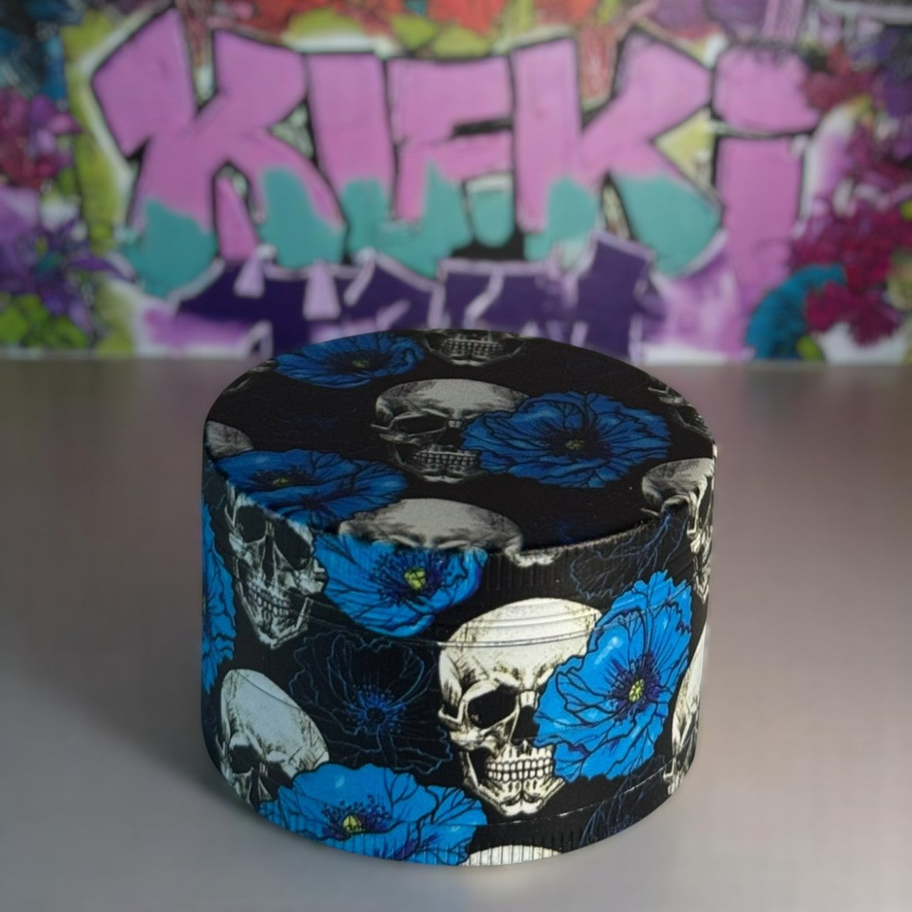 Grinder "Skulls & Flowers blue" (4-teilig) geschlossen
