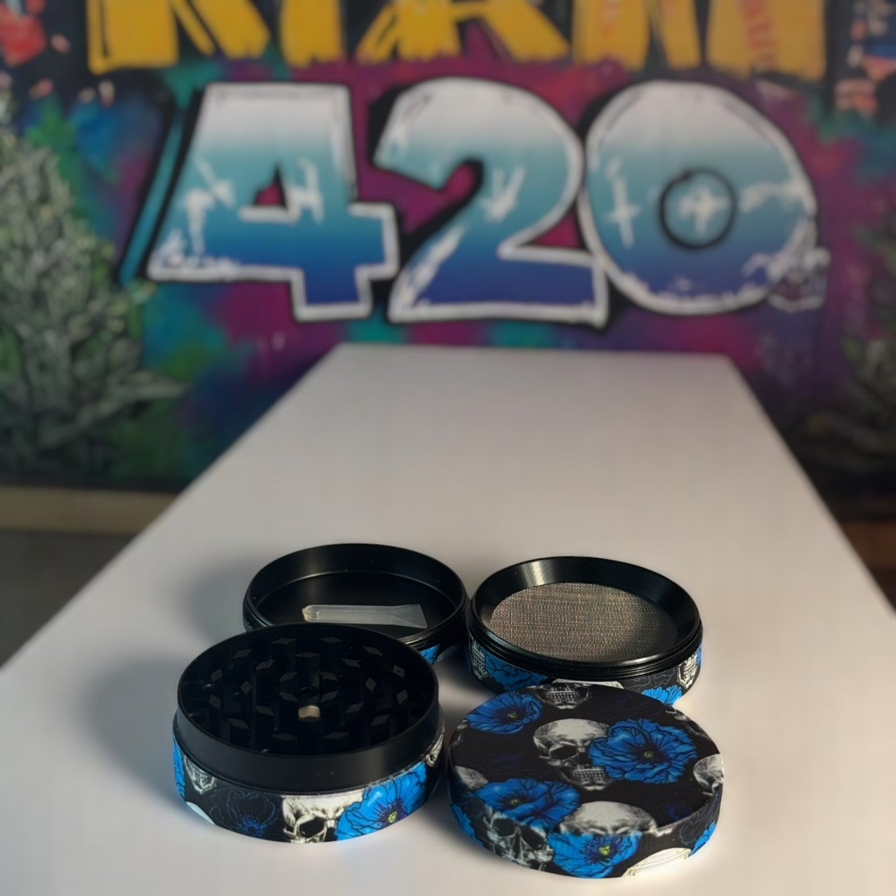 Grinder "Skulls & Flowers blue" (4-teilig) geöffnet