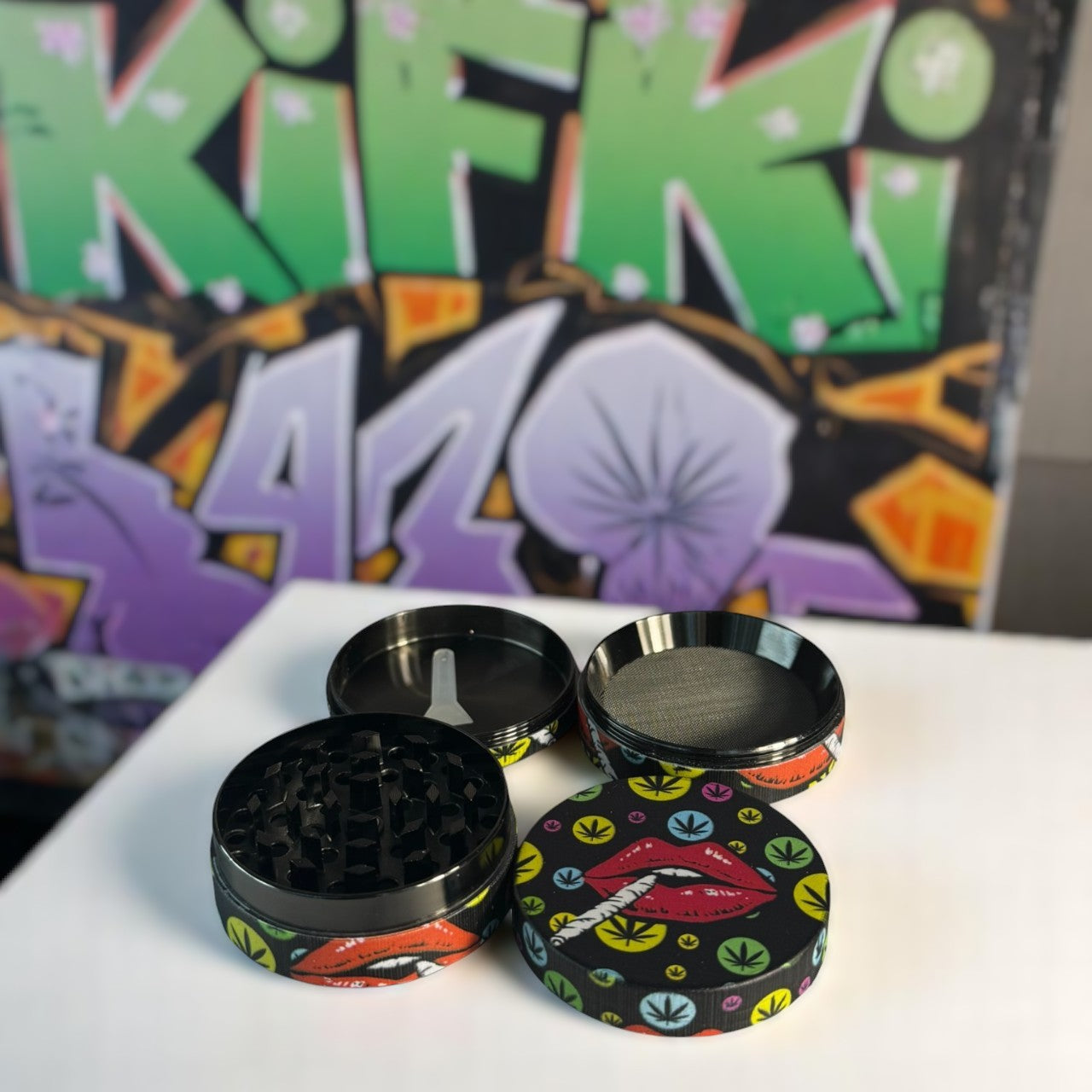 Grinder "Smoking Lips" (4-teilig) geöffnet