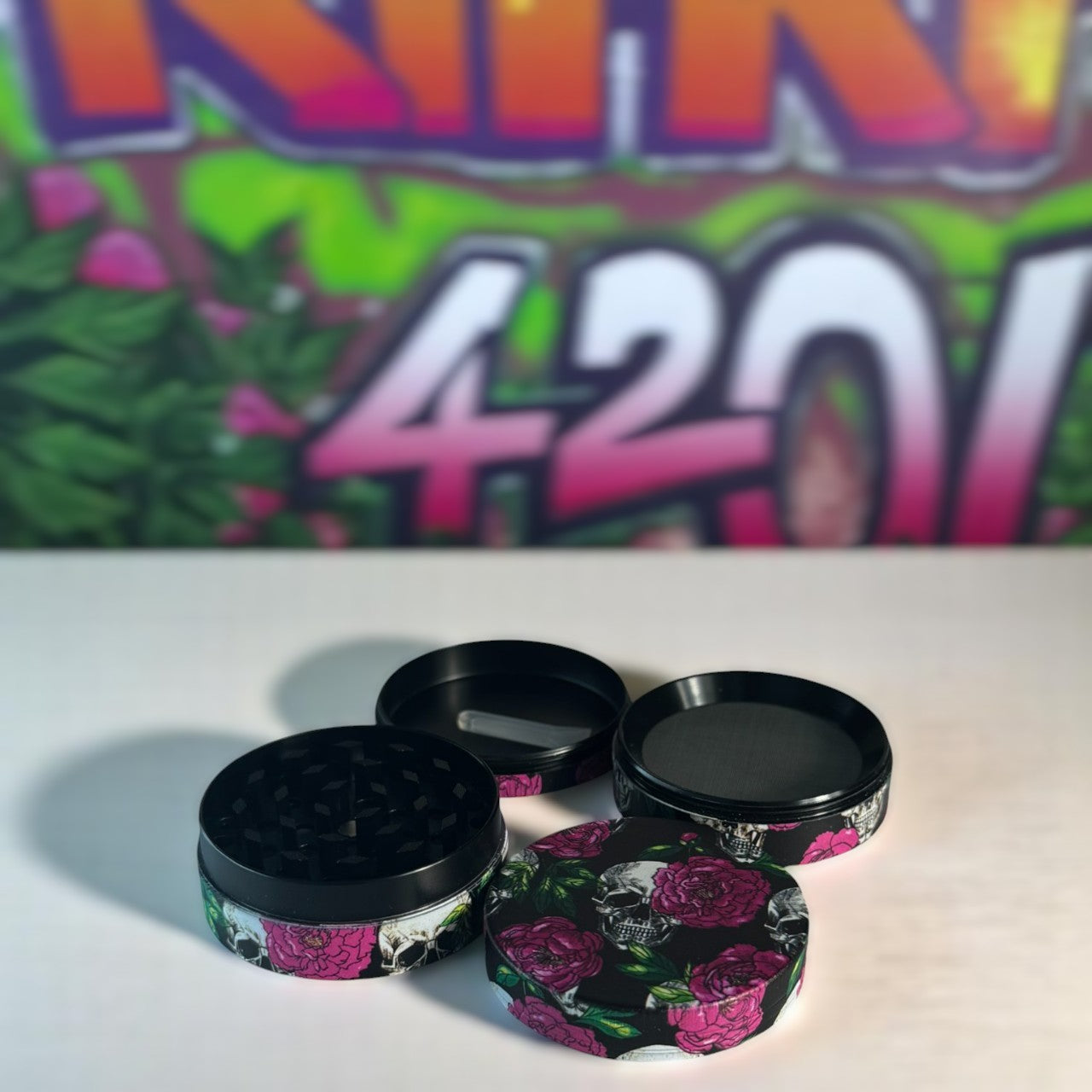Grinder "Skulls & Flowers Classic" (4-teilig) geöffnet