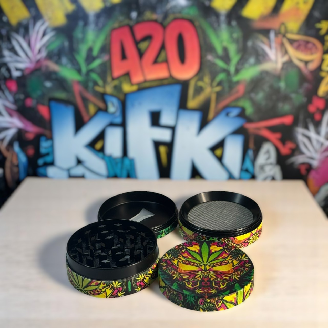 Grinder "crazy Hanfblätter" (4-teilig) geöffnet